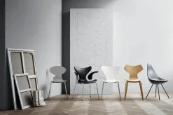 Fritz Hansen 3208 Liljen med armlæn af Arne Jacobsen><noscript><img width=