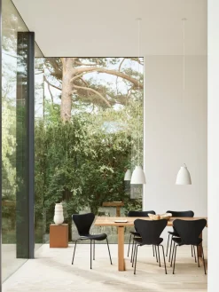 Fritz Hansen 3107 stol, fuldpolstret Essential læder lava/sort stel af Arne Jacobsen><noscript><img width=