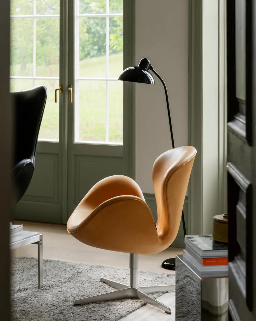 Fritz Hansen 3320 Svanen i stof (prisgruppe 1) af Arne Jacobsen> Lænestole
