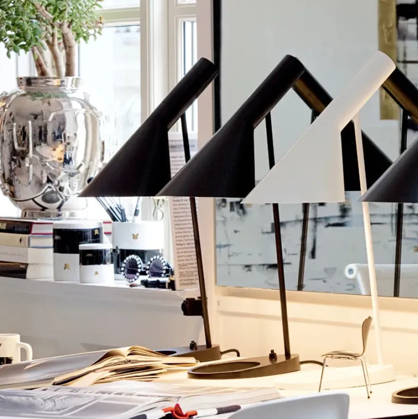 Louis Poulsen AJ bordlampe fra> Skrivebordslamper|Spots