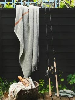 Silkeborg Uldspinderi Alrø Plaid, grey navy fra><noscript><img width=