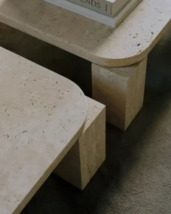 New Works Atlas Sofabord 820x820, Unfilled Travertine fra> Sofaborde