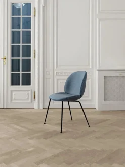 GUBI Beetle Chair, fuldpolstret fra><noscript><img width=