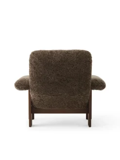 Audo Copenhagen Brasilia Lounge Chair, Dark Stained Oak Sheepskin Root fra><noscript><img width=