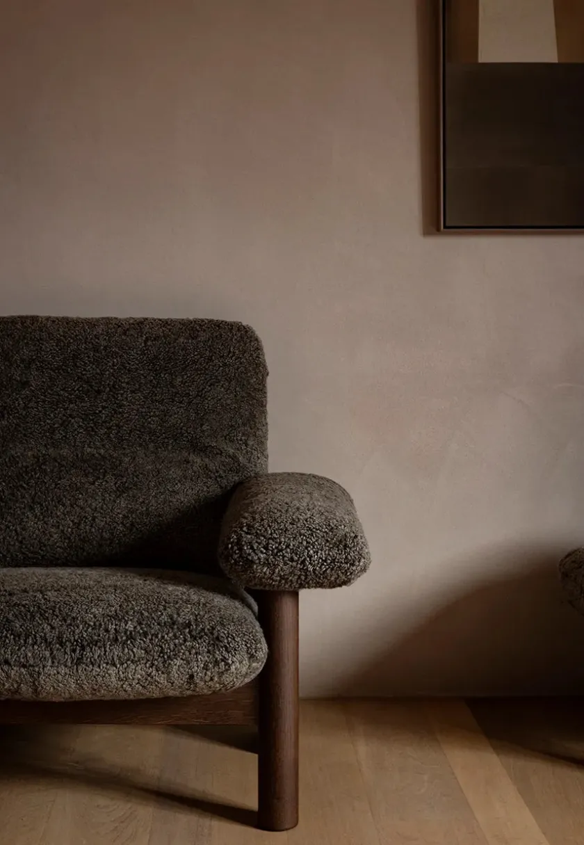 Audo Copenhagen Brasilia Lounge Chair, Natural Oak Sheepskin Nature fra> Lænestole
