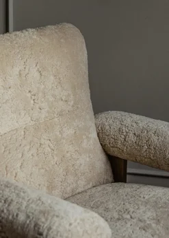 Audo Copenhagen Brasilia Lounge Chair, Natural Oak Sheepskin Nature fra><noscript><img width=