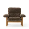 Audo Copenhagen Brasilia Lounge Chair, Natural Oak Sheepskin Root fra> Lænestole