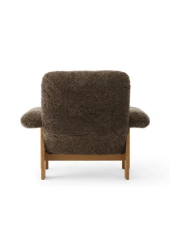 Audo Copenhagen Brasilia Lounge Chair, Natural Oak Sheepskin Root fra><noscript><img width=