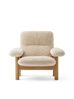 Audo Copenhagen Brasilia Lounge Chair, Natural Oak Sheepskin Root fra><noscript><img width=