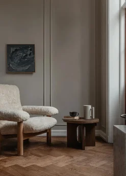 Audo Copenhagen Brasilia Lounge Chair, Natural Oak Sheepskin Root fra><noscript><img width=
