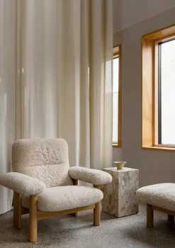Audo Copenhagen Brasilia Lounge Chair, Natural Oak Sheepskin Root fra><noscript><img width=