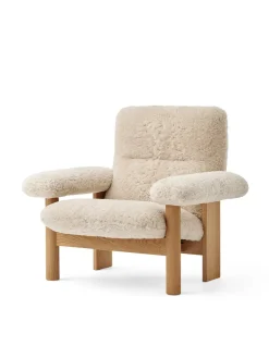 Audo Copenhagen Brasilia Lounge Chair, Natural Oak Sheepskin Root fra><noscript><img width=