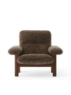 Audo Copenhagen Brasilia Lounge Chair, Natural Oak Sheepskin Root fra><noscript><img width=