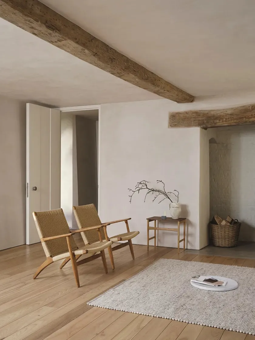 Carl Hansen & Søn CH25 Loungestol, eg hvidolie af Hans J. Wegner> Loungestole|Lænestole