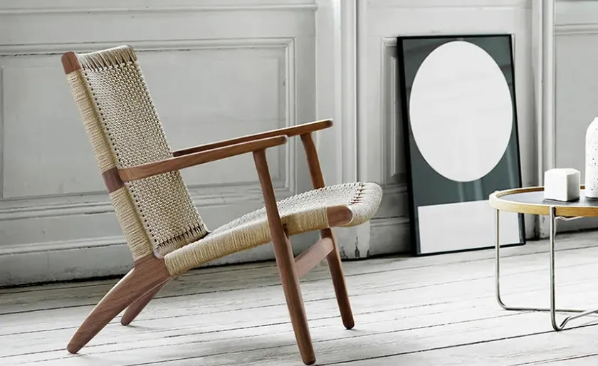Carl Hansen & Søn CH25 Loungestol, eg hvidolie af Hans J. Wegner> Loungestole|Lænestole