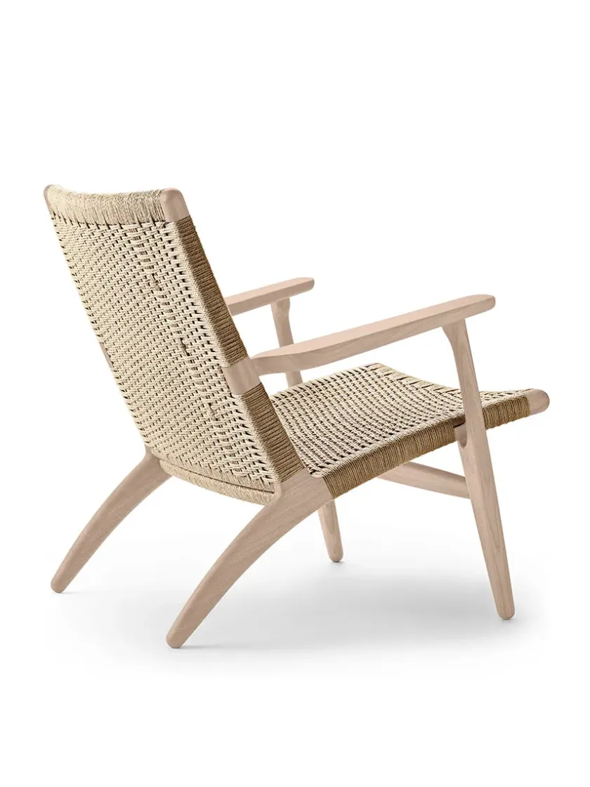 Carl Hansen & Søn CH25 Loungestol, eg olie af Hans J. Wegner> Loungestole|Lænestole