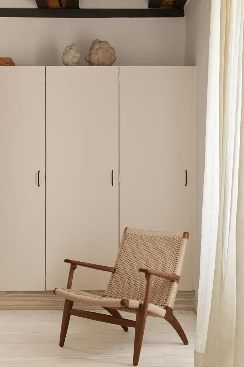 Carl Hansen & Søn CH25 Loungestol, eg sortmalet med sort flet af Hans J. Wegner> Lænestole