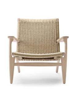 Carl Hansen & Søn CH25 Loungestol, valnød olie af Hans J. Wegner><noscript><img width=