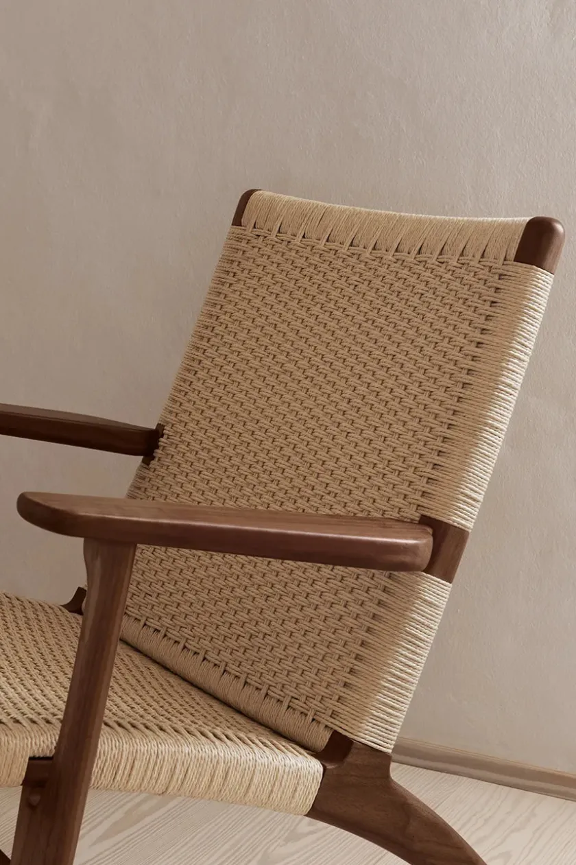 Carl Hansen & Søn CH25 Loungestol, valnød olie af Hans J. Wegner> Lænestole