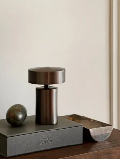 Audo Copenhagen Column Portable Lampe, bronze fra><noscript><img width=