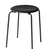 Fritz Hansen Dot skammel, sort af Arne Jacobsen> Skamler