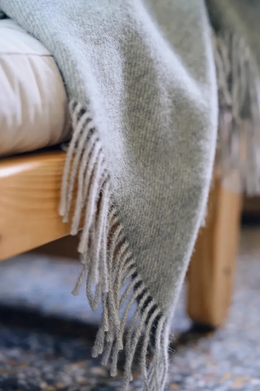Silkeborg Uldspinderi Drejø Plaid, grey mix fra> Puder Og Plaider