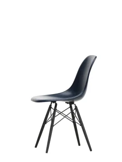 Vitra Eames Fiberglass Chair DSW, sortlakeret ahorn fra><noscript><img width=