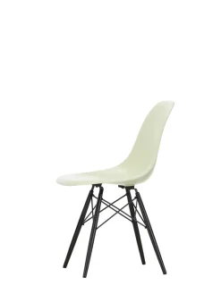 Vitra Eames Fiberglass Chair DSW, sortlakeret ahorn fra><noscript><img width=