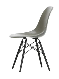 Vitra Eames Fiberglass Chair DSW, sortlakeret ahorn fra><noscript><img width=
