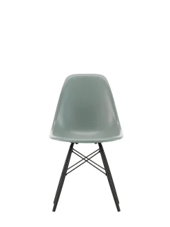 Vitra Eames Fiberglass Chair DSW, sortlakeret ahorn fra><noscript><img width=