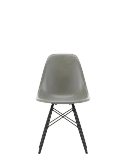 Vitra Eames Fiberglass Chair DSW, sortlakeret ahorn fra><noscript><img width=