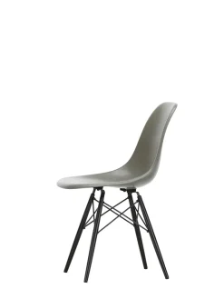 Vitra Eames Fiberglass Chair DSW, sortlakeret ahorn fra><noscript><img width=