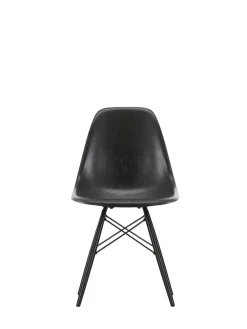 Vitra Eames Fiberglass Chair DSW, sortlakeret ahorn fra><noscript><img width=