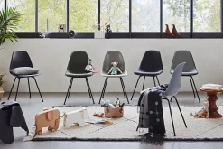 Vitra Eames Fiberglass Chair DSX, sortlakeret fra><noscript><img width=