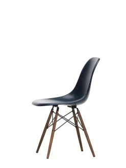 Vitra Eames Fiberglass Chair DSW, mørkbejdset ahorn fra><noscript><img width=