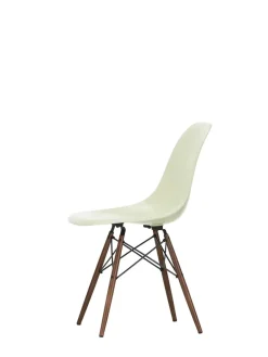 Vitra Eames Fiberglass Chair DSW, mørkbejdset ahorn fra><noscript><img width=