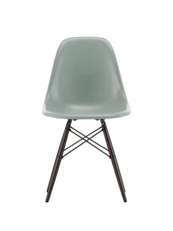 Vitra Eames Fiberglass Chair DSW, mørkbejdset ahorn fra><noscript><img width=