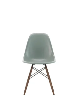 Vitra Eames Fiberglass Chair DSW, mørkbejdset ahorn fra><noscript><img width=