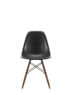 Vitra Eames Fiberglass Chair DSW, mørkbejdset ahorn fra><noscript><img width=