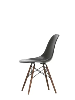 Vitra Eames Fiberglass Chair DSW, mørkbejdset ahorn fra><noscript><img width=