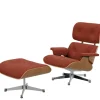 Vitra Eames Lounge Chair, kirsebær, calma brandy inkl. Fodskammel fra> Fodskamler|Loungestole