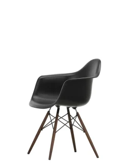 Vitra Eames Plastic Armchair DAW, mørkbejdset ahorntræ fra><noscript><img width=