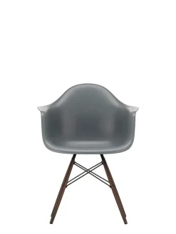Vitra Eames Plastic Armchair DAW, mørkbejdset ahorntræ fra><noscript><img width=