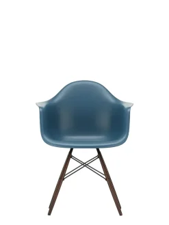 Vitra Eames Plastic Armchair DAW, mørkbejdset ahorntræ fra><noscript><img width=