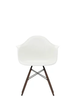 Vitra Eames Plastic Armchair DAW, mørkbejdset ahorntræ fra><noscript><img width=