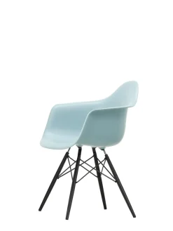 Vitra Eames Plastic Armchair DAW, sortlakeret ahorntræ fra><noscript><img width=
