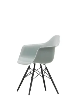 Vitra Eames Plastic Armchair DAW, sortlakeret ahorntræ fra><noscript><img width=