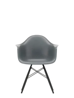 Vitra Eames Plastic Armchair DAW, sortlakeret ahorntræ fra><noscript><img width=