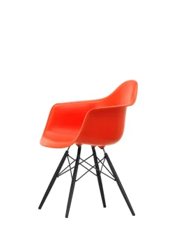 Vitra Eames Plastic Armchair DAW, sortlakeret ahorntræ fra><noscript><img width=