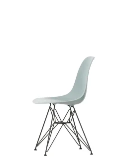 Vitra Eames Plastic Side Chair DSR, sort pulverlakeret fra><noscript><img width=
